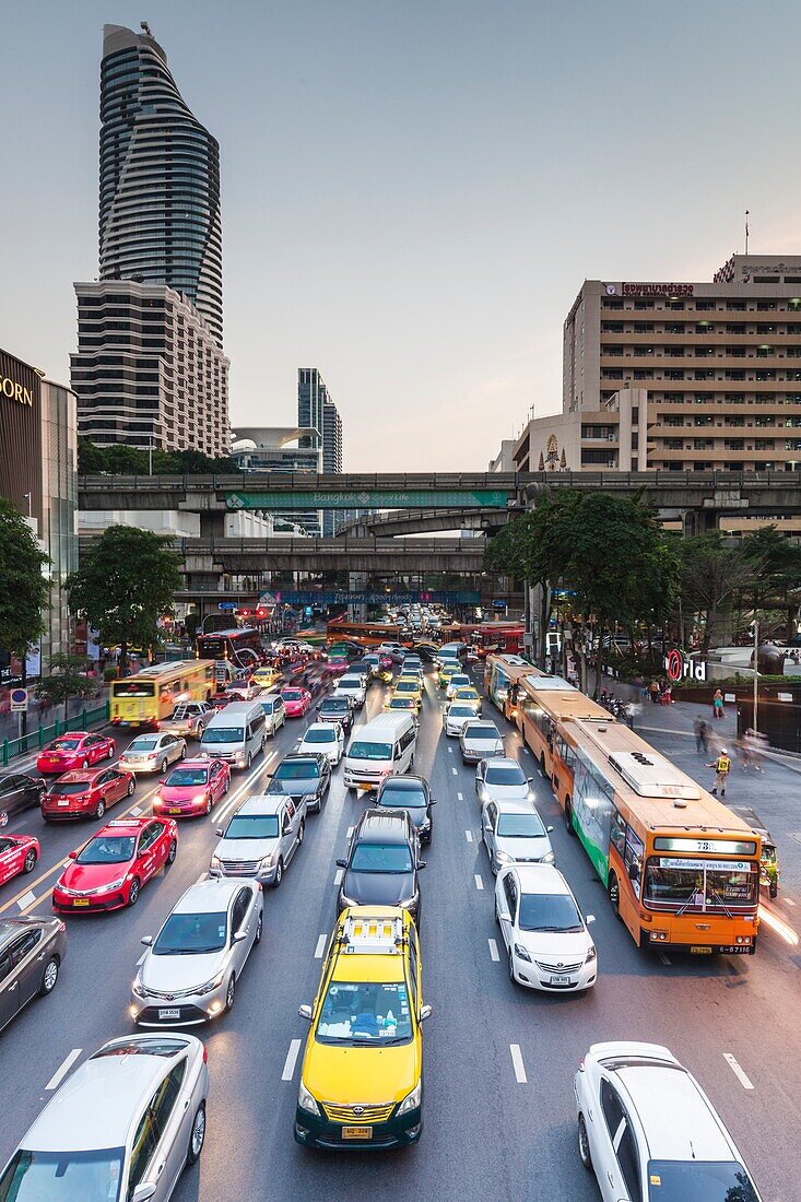 Thailand, Bangkok, Siam Square Area, Verkehr auf der Ratchaprarop Road, Dämmerung.