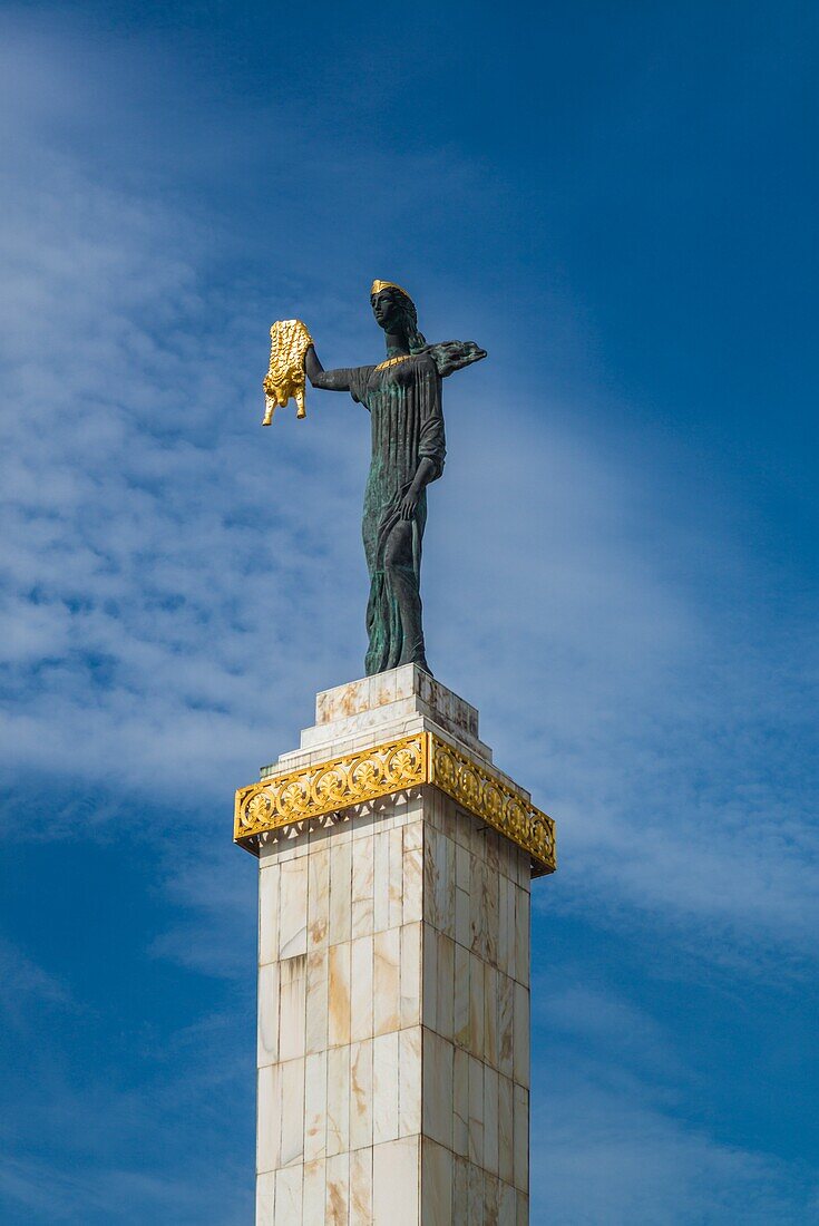Georgien, Batumi, Europaplatz, Statue der Medea und des Goldenen Vlieses.