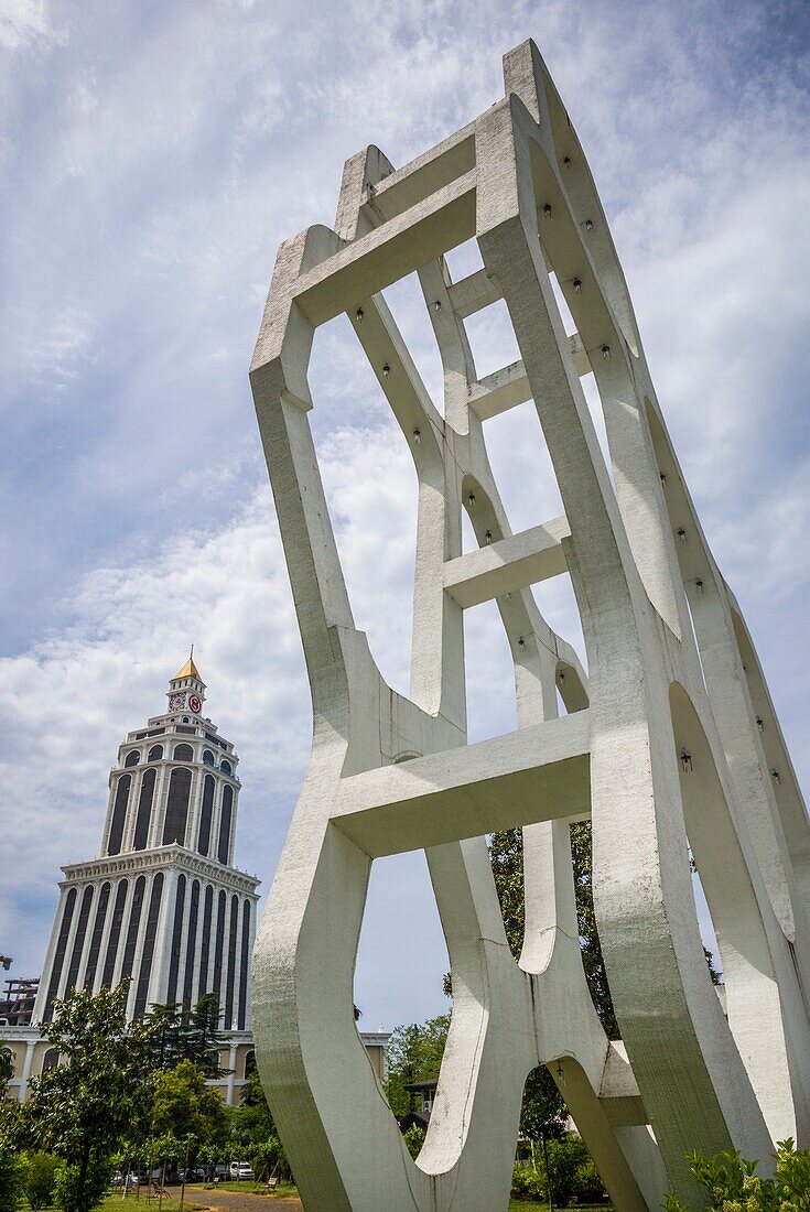 Georgia, Batumi, Batumi Boulevard, Strandpromenade, geometrische Skulptur, NR und Sheraton Hotel.