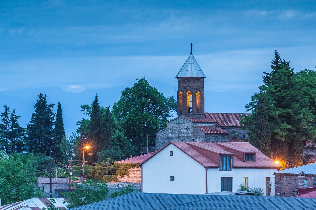 Georgien, Kachetien, Telavi, Kirche auf dem Hügel, Abenddämmerung.