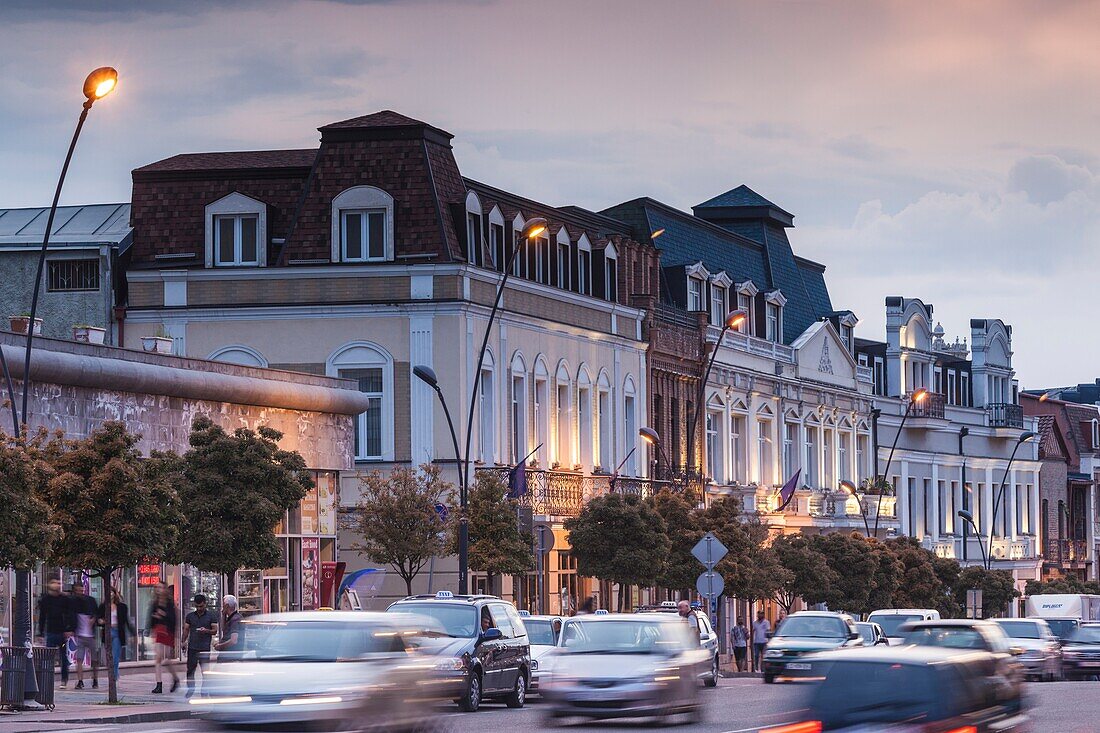 Georgien, Kachetien, Telavi, Erekle Meoris Street, Blick auf die Stadt, Abenddämmerung.