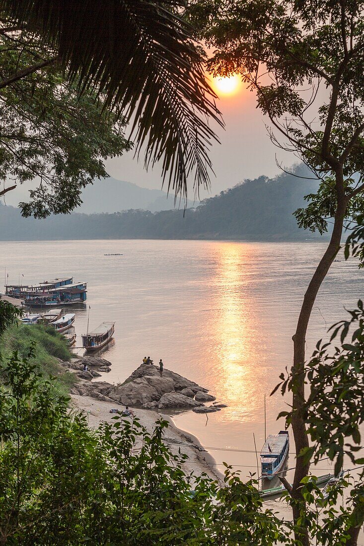 Laos, Luang Prabang, Binnenschiffe auf dem Mekong, Sonnenuntergang.