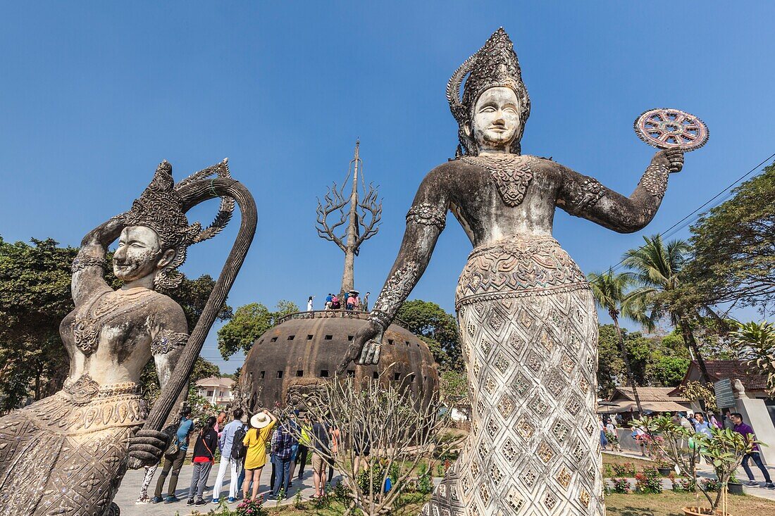 Laos, Vientiane, Xieng Khuan Buddha Park, Statuen religiöser Figuren.