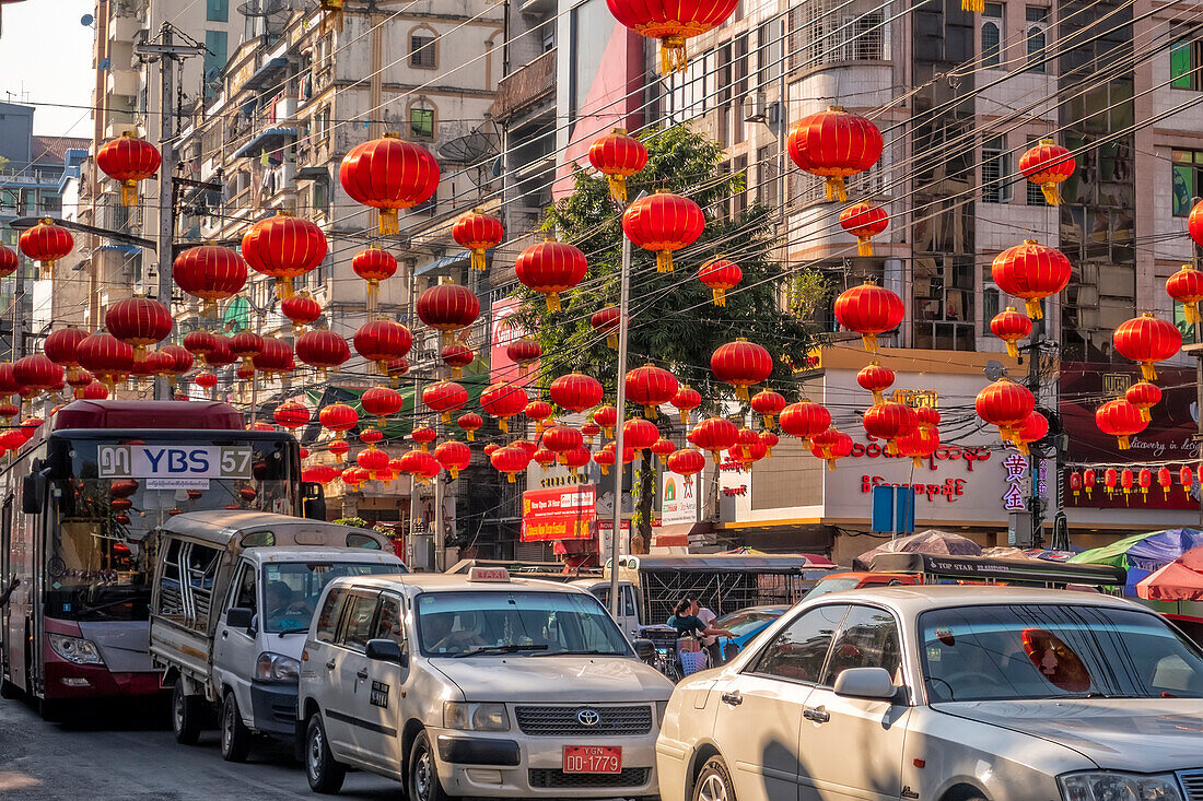 Yangon-Straße geschmückt mit roten chinesischen Laternen, Myanmar, Asien