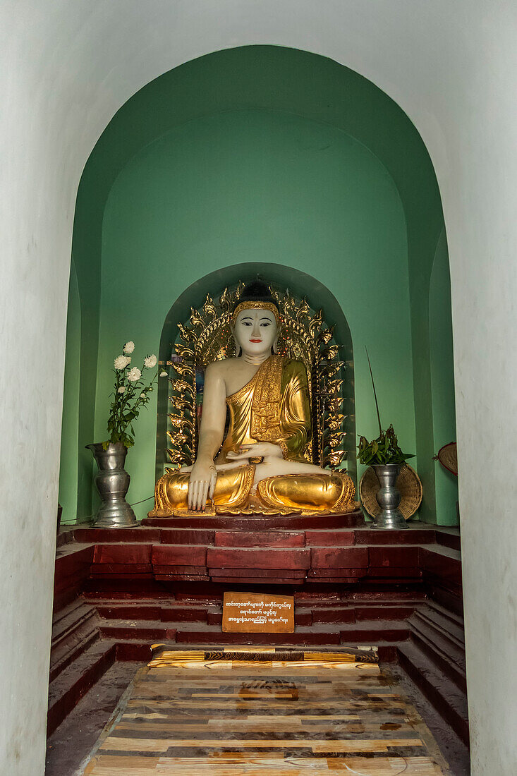 Buddha-Statue in der Shwedagon-Pagode, Yangon, Myanmar