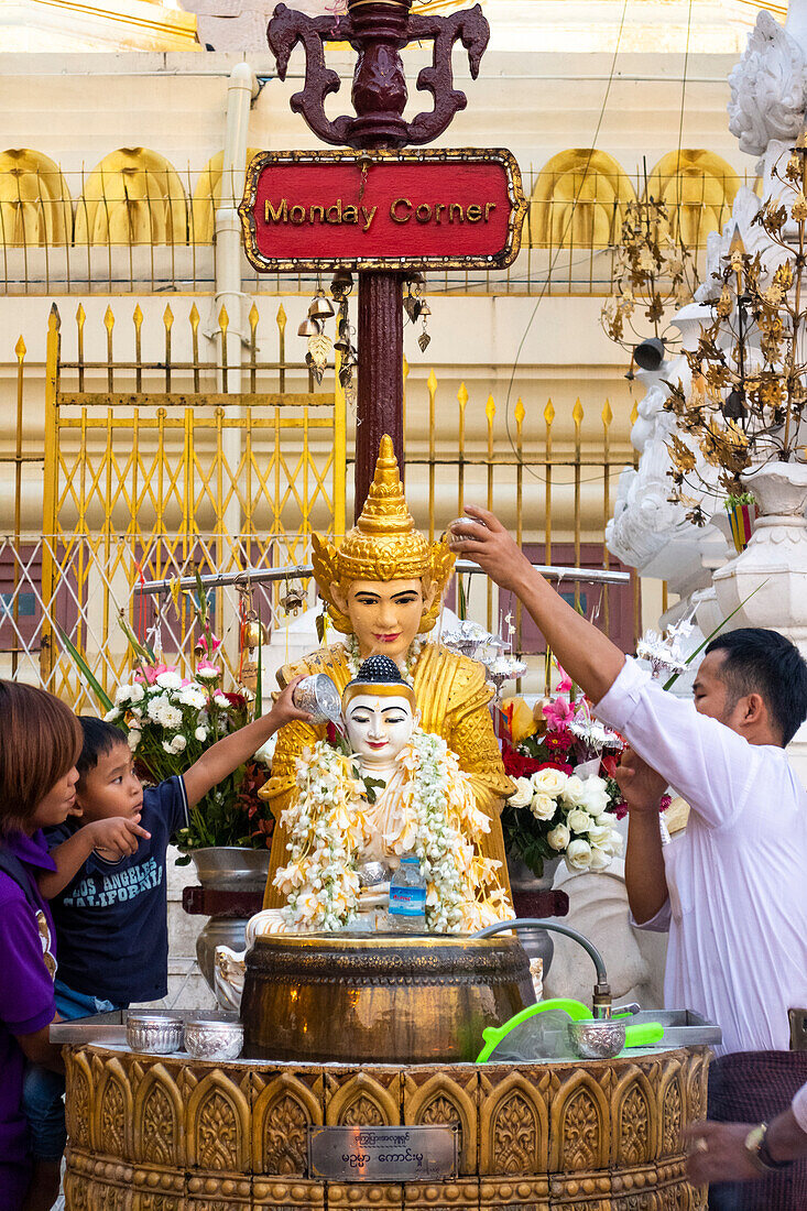 Buddhisten führen ein Ritual in der Shwedagon-Pagode durch, Myanmar, Asien
