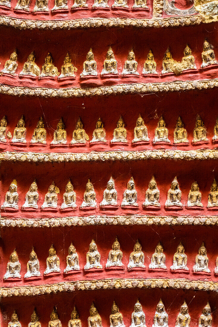 Buddhas-Statuen und Schnitzereien in einem Höhlentempel, Myanmar, Asien