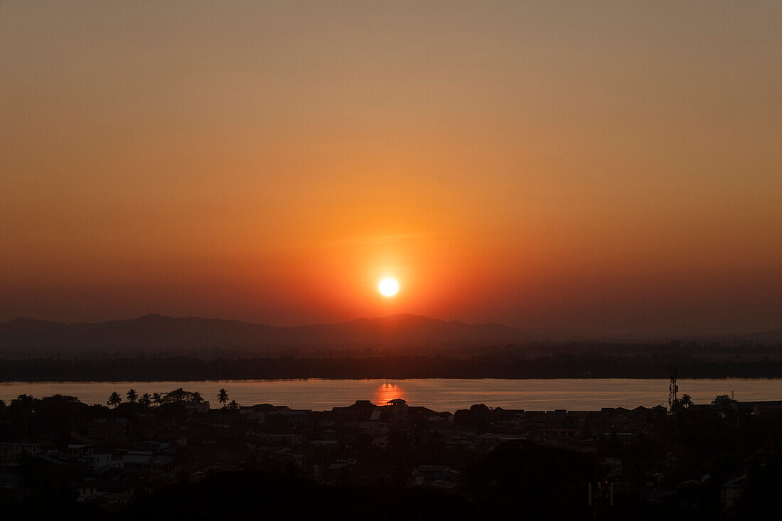 Sonnenuntergang über dem Fluss Thanlwin bei Mawlamyine, Myanmar, Asien