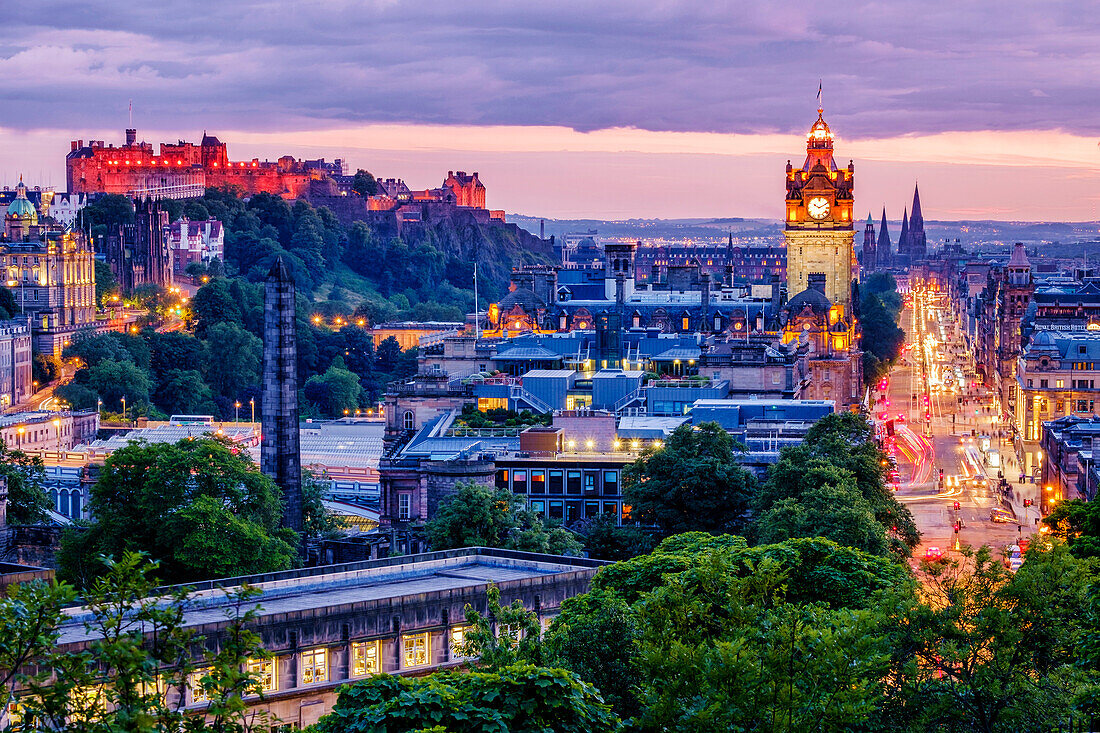 Die Skyline von Edinburgh leuchtet im Morgengrauen, UK