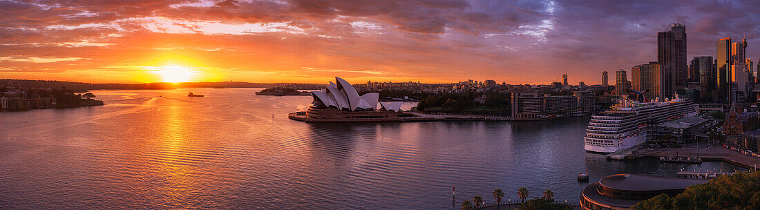 Hafen von Sydney mit Kreuzfahrtschiff im Morgengrauen