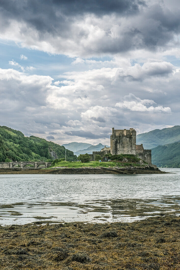 Eilean Donan, ein abgelegenes schottisches Schloss auf einer Gezeiteninsel, mit Brücke, UK
