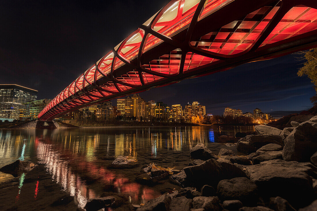 Die moderne Friedensbrücke von Calgary ist nachts beleuchtet, Kanada
