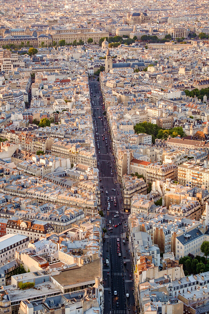 Ein breiter Stadtboulevard im Zentrum von Paris, Straße mit Verkehr