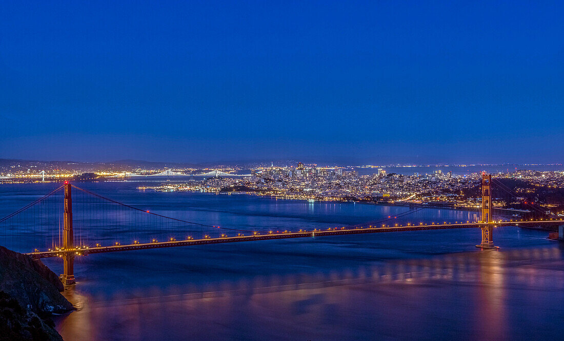 Golden Gate Bridge über die Bucht von San Francisco in der Dämmerung.