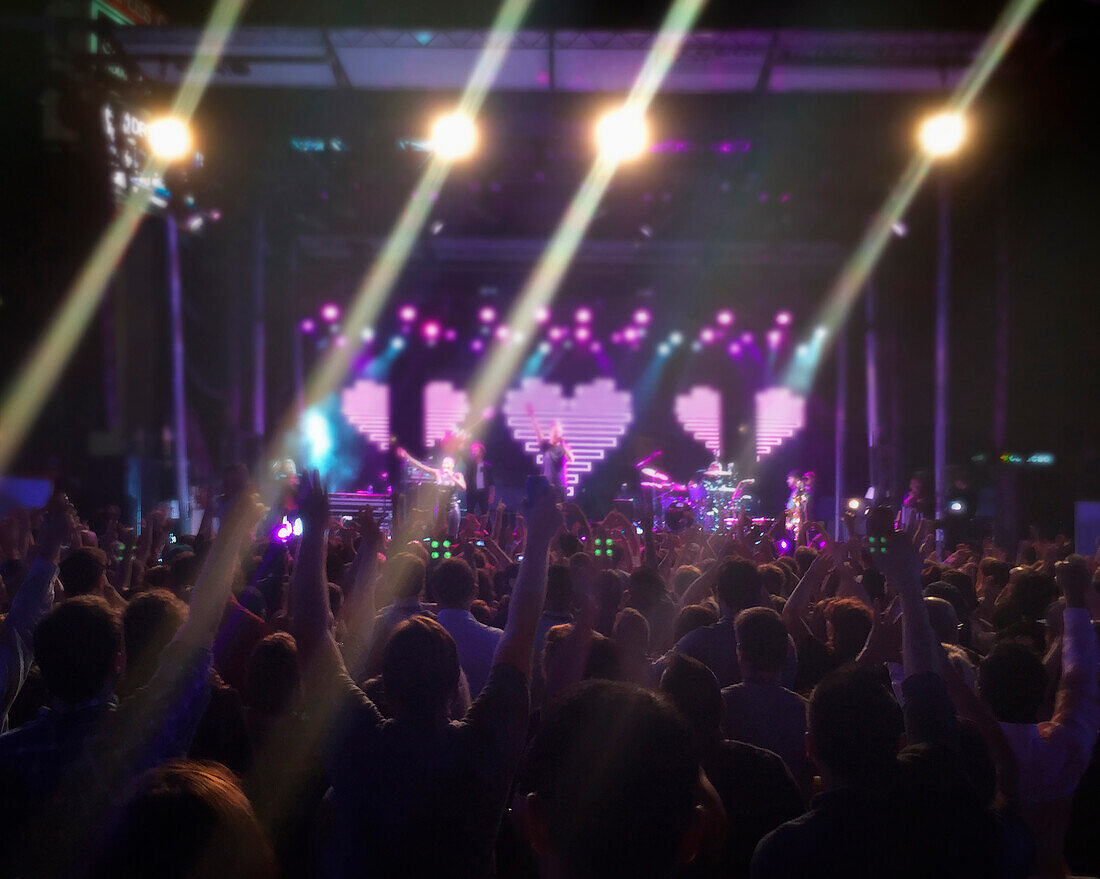 Konzertbesucher beobachten Künstler auf der Bühne beim Musikfestival, Los Angeles, USA