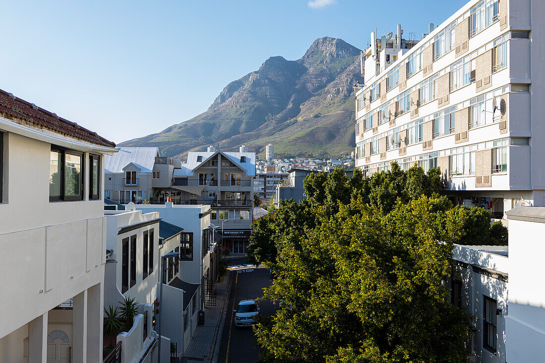 Blick auf den Tafelberg aus einem Hotelfenster in Kapstadt, Südafrika