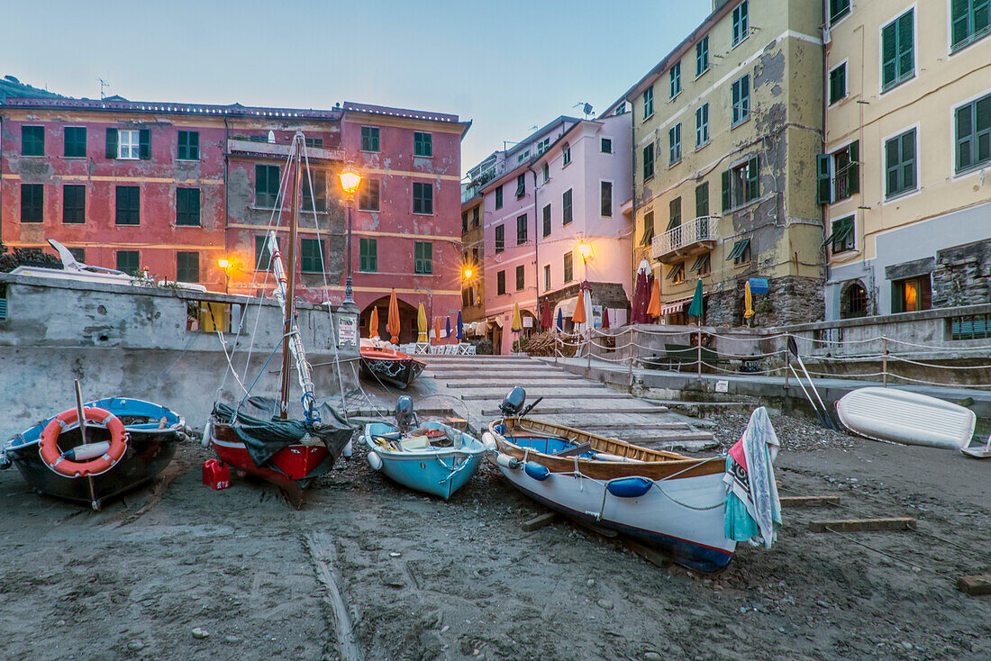 Strand und Fischerboote am Ufer von Le Spezia, eine Piazza und historische Gebäude, Morgendämmerung, La Spezia, Italien