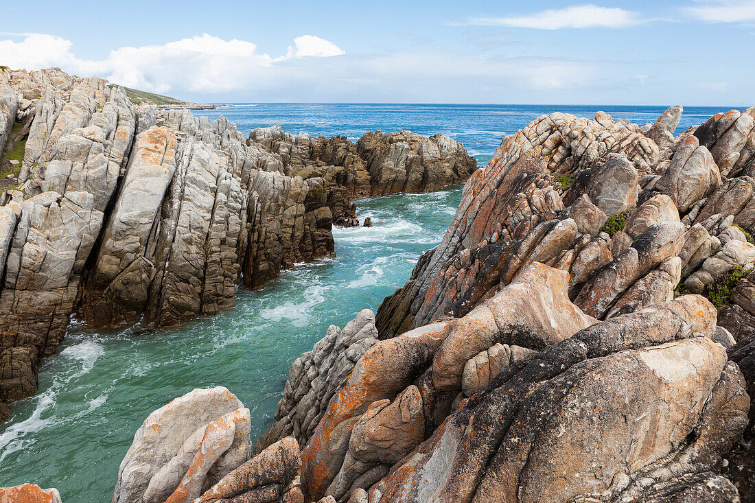 Schroffe Felsen an der Atlantikküste, Wellen auf der Wasseroberfläche.