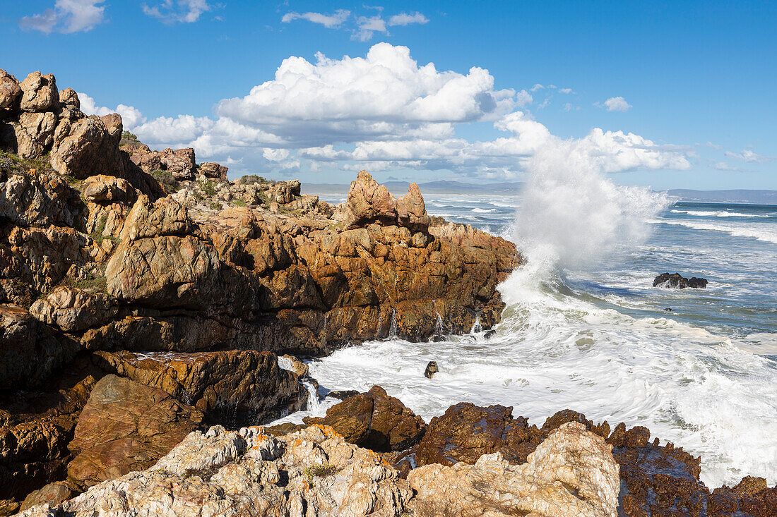 Wellen brechen an den Felsen eines Strandes an der Atlantikküste.