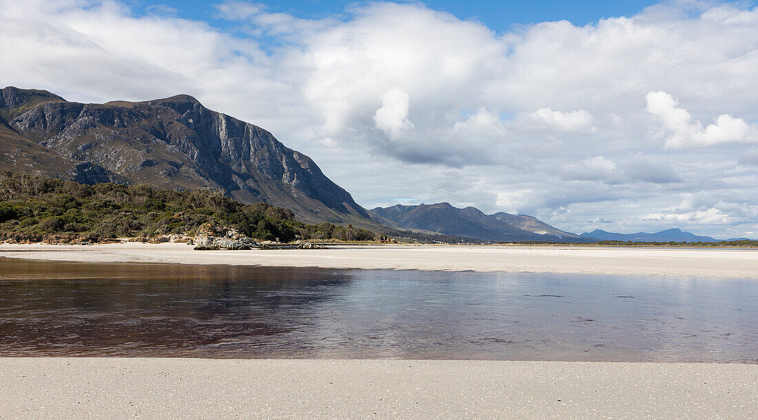 Ein weiter offener Sandstrand und Blick entlang der Küstenlinie des Atlantischen Ozeans, Grotto Beach, Südafrika