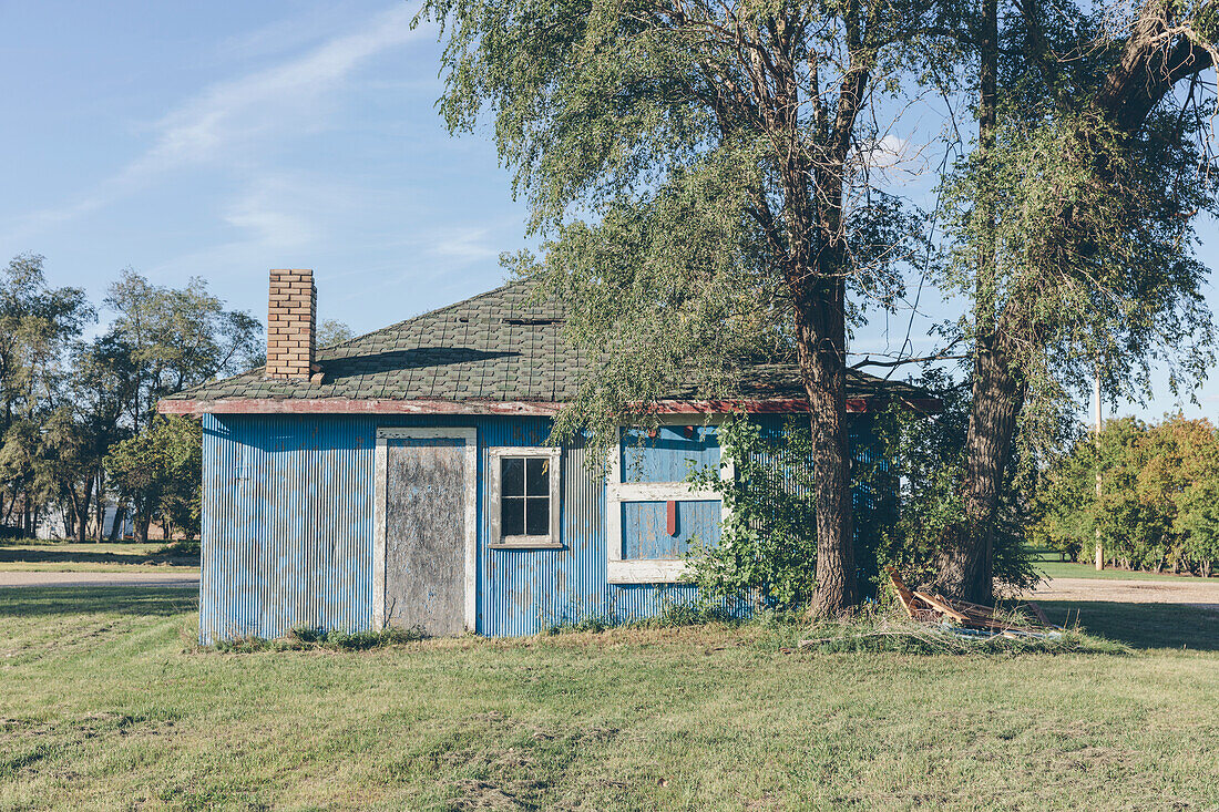 Verlassenes Haus in einer kleinen Stadt in North Dakota, USA