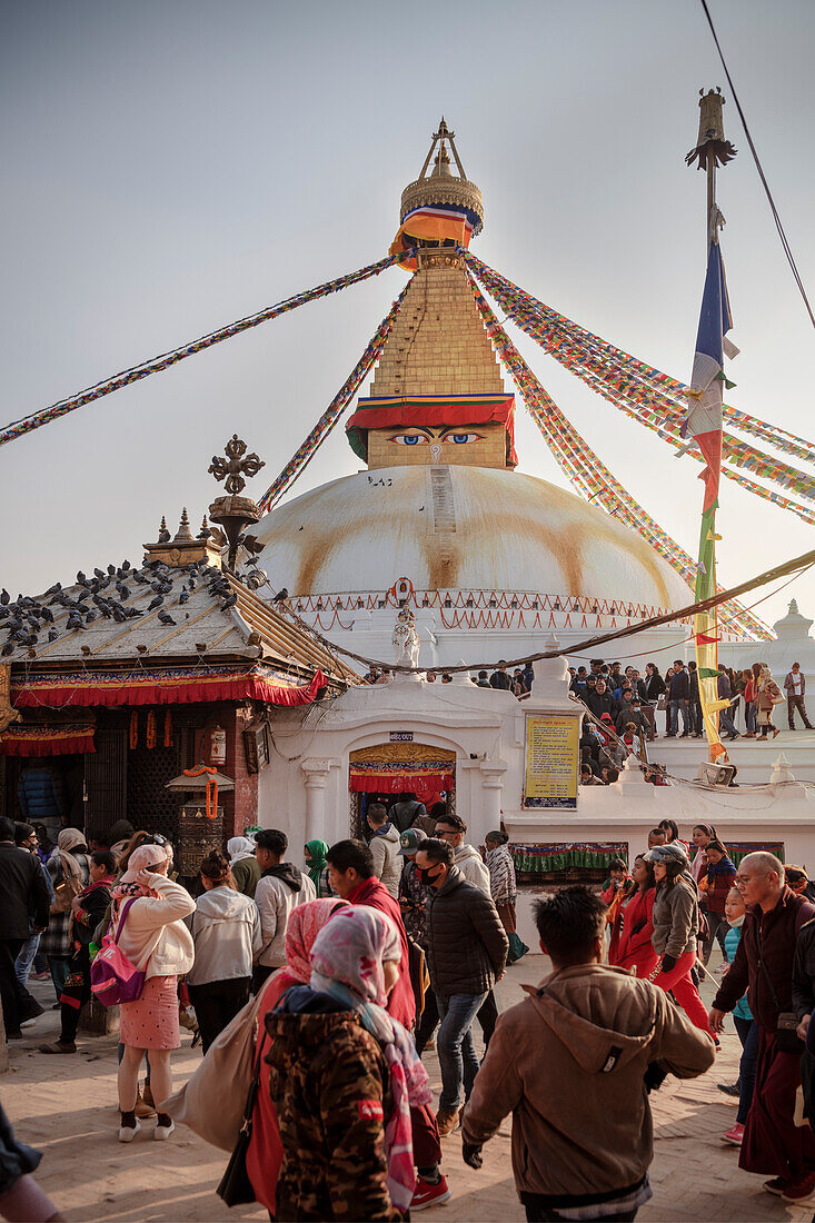 Menschenmassen an der Bodnath (Boudhanath) Stupa, Kathmandu, Nepal, Himalaya, Asien