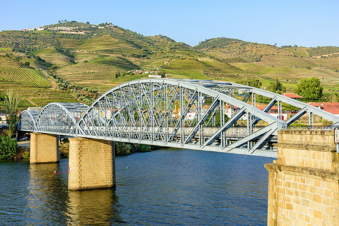 Fachwerkbrücke über den Fluss Douro in Pinaho, Portugal