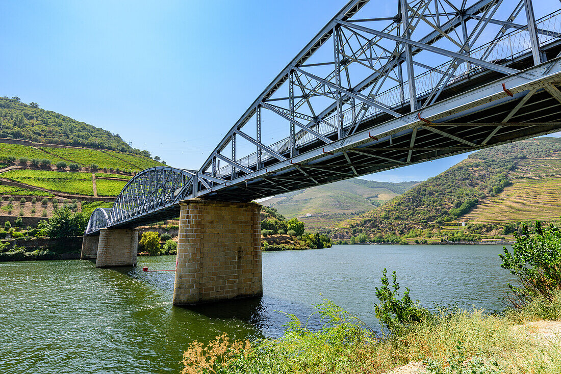 Fachwerkbrücke über den Fluss Douro in  Pinaho, Portugal