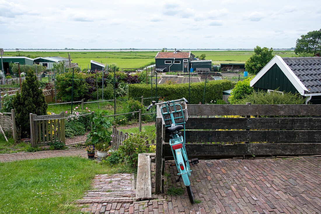 Hollandrad, Fahrrad, dahinter Gärten und das Markermeer,  Halbinsel Marken, Waterland, Noord-Holland, Niederlande