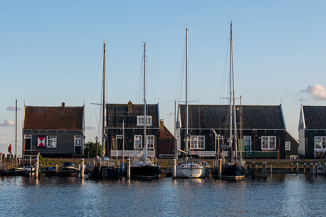 Charakteristische Holzhäuser, Segelboote, Hafen, Halbinsel Marken, nahe Amsterdam, Noord-Holland, Niederlande