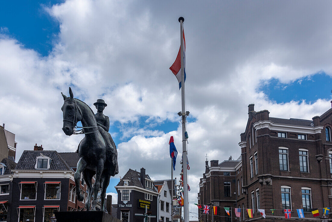 Reiterstatue der Königin Wilhelmina, Rokin, Amsterdam, Noord-Holland, Niederlande