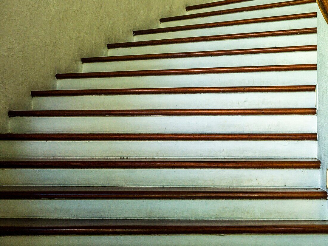 Hohe, ausladende Treppe. Cairns, Australien.