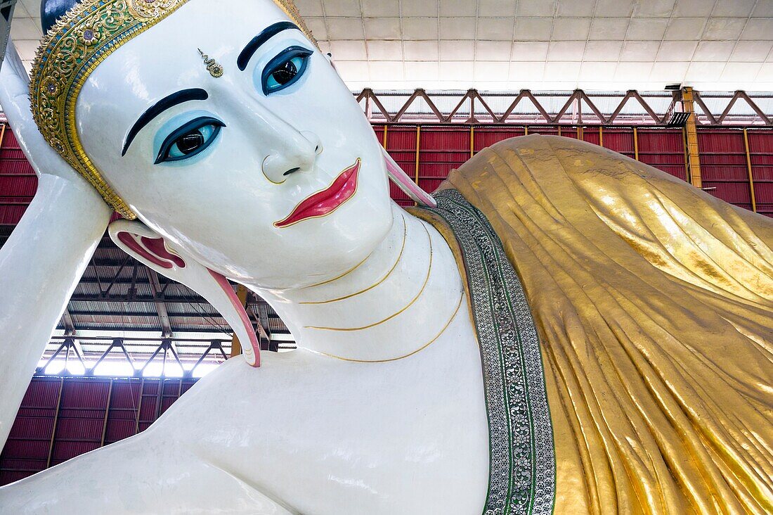 Myanmar (früher Burma). Yangon (Rangun). Die Kyaukhtatgyi-Pagode beherbergt einen großen, 70 Meter langen, liegenden Buddha. Seine Fußpflanzen tragen die 108 heiligen Merkmale, die ihn von gewöhnlichen Sterblichen unterscheiden. Dieser riesige Buddha, einer der größten des Landes, ist mit Gold und Edelsteinen geschmückt.
