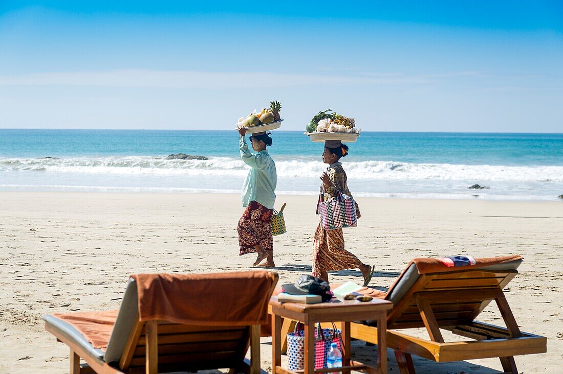 Myanmar (ex Birmanie). Ngapali. Arakan state. Bengal Golf Course. Fruits Sellers on the beach.