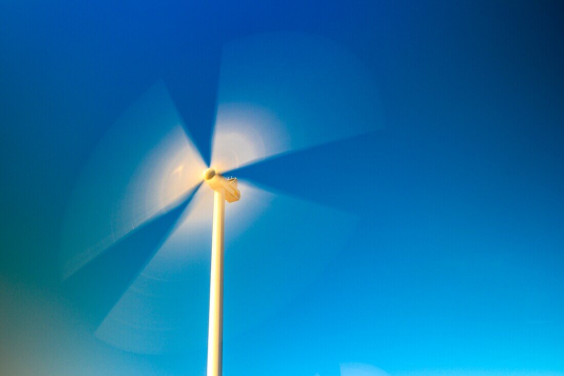 Rotterdam, Niederlande. Umweltfreundliche moderne Windmühle, die viel elektrische Energie für die umliegende Industrie an der Maasvlakte 2 im Hafen von Rotterdam produziert.