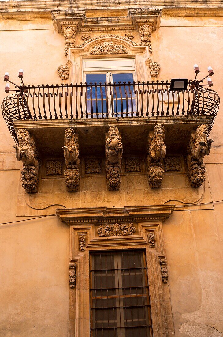 Balkon des Palastes Villadorata, Noto, Siracusa, Sizilien, Italien.