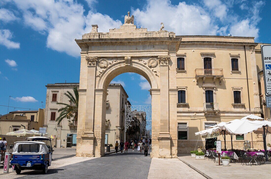Porta Real, Noto, Syrakus, Sizilien, Italien.