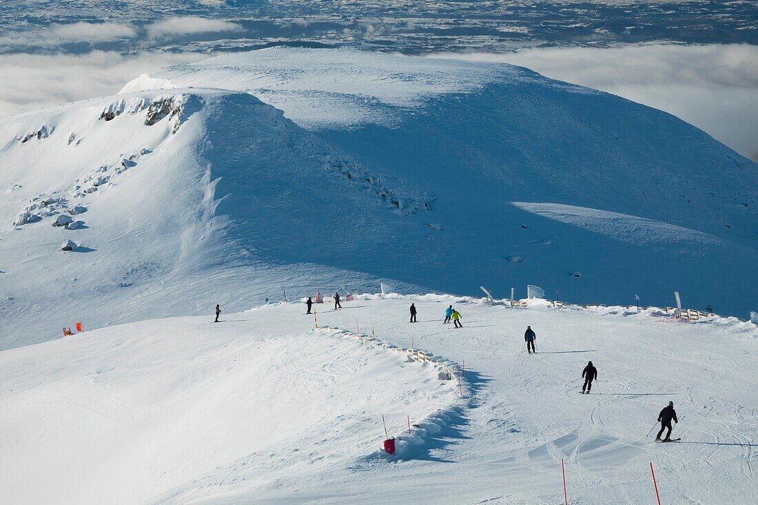 Frankreich, Puy de Dome (63), Besse-et-Saint-Anastaise, Skistation Super Besse, Skipiste Puy de la Perdrix, zurück Puy de Paillaret.