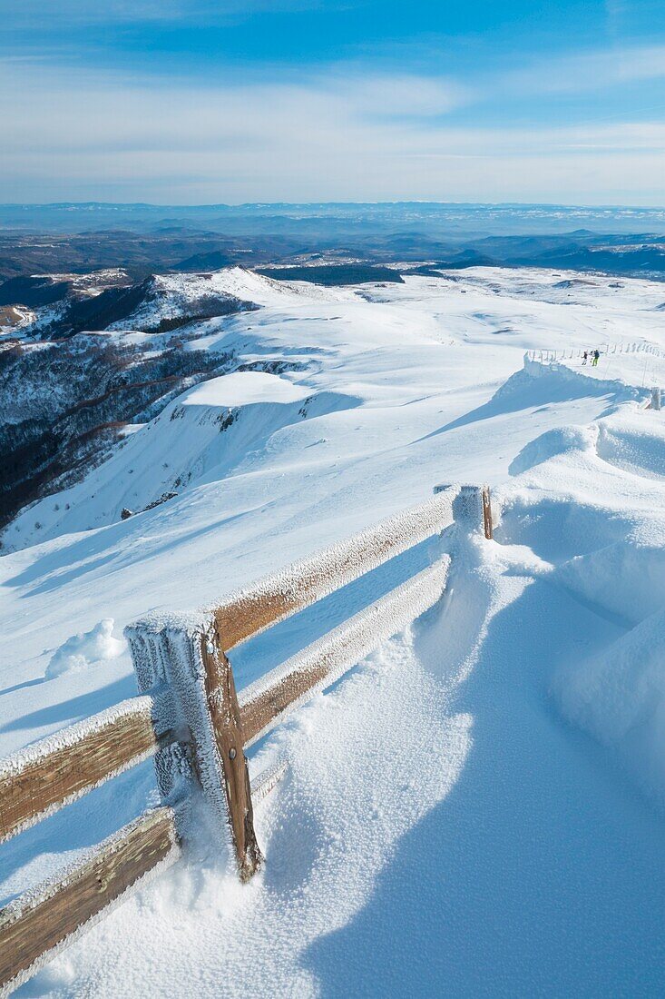 Frankreich, Puy de Dome (63), Besse-et-Saint-Anastaise, Skistation Super Besse, Tal von Chaudefour und Puy de Champgourdeix vom Puy de la Perdrix aus gesehen.