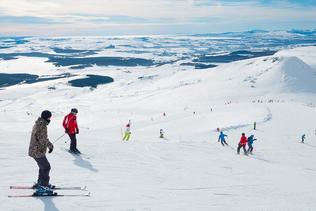 Frankreich, Puy de Dome (63), Besse-et-Saint-Anastaise, Skistation Super Besse, Skipiste Puy de la Perdrix, zurück Puy de Paillaret.