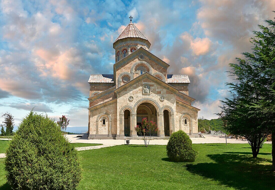 Kirche im georgischen Classica-Stil im Kloster von St. Nino in Bodbe, einem georgisch-orthodoxen Klosterkomplex und Sitz der Bischöfe von Bodbe, Schgnaghi, Kachetien, Georgien.