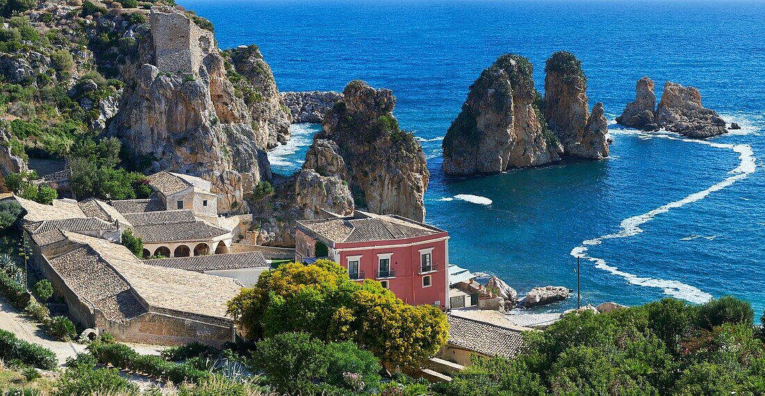 Die Tonnara von Scopello (Tonnara di Scopello) Alte Thunfischverarbeitungsgebäude in Castellammare del Golfo, Sizilien.