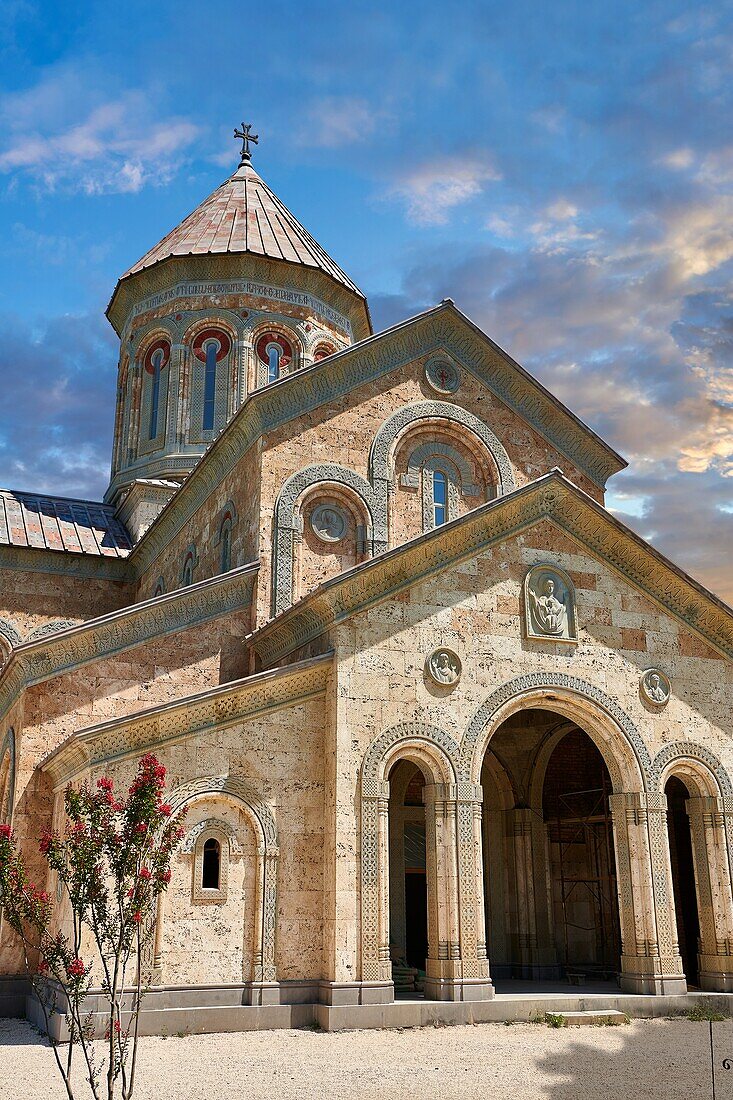Kirche im georgischen Classica-Stil im Kloster St. Nino in Bodbe, einem georgisch-orthodoxen Klosterkomplex und Sitz der Bischöfe von Bodbe, Schgnaghi, Kachetien, Georgien.