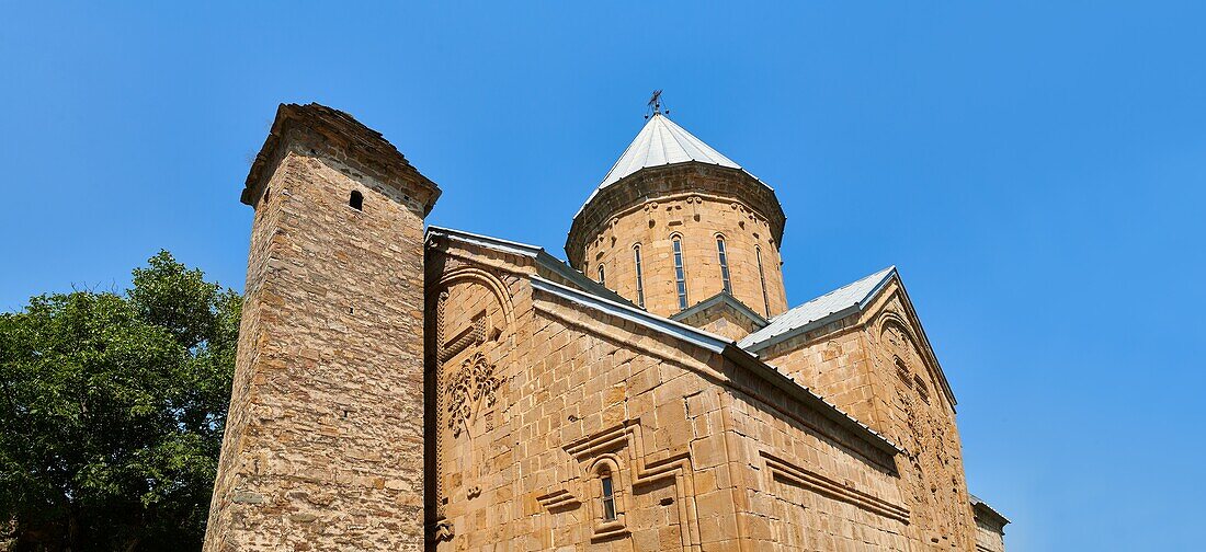 Die 1689 errichtete Mariä-Entschlafens-Kirche und ein Turm mit gestuftem Pyramidendach vom svanetischen Typ, Schlosskomplex Ananuri & georgisch-orthodoxe Kirchen, 17. Jahrhundert, Georgien (Land).