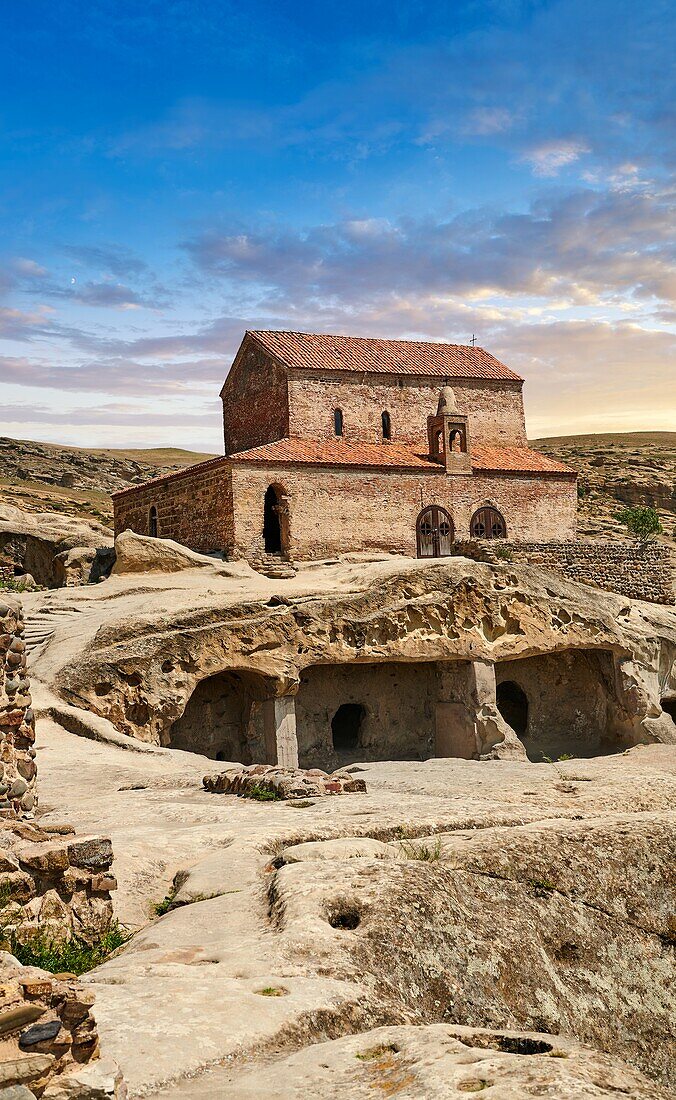 Mittelalterliche christliche Basilika, Uplistsikhe (Festung der Herren), Troglodyten-Höhlenstadt, in der Nähe von Gori, Schida Kartli, Georgien. Vorläufige Liste des UNESCO-Welterbes.