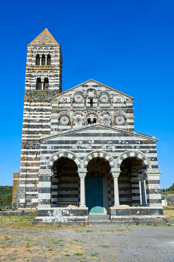 Außenansicht der Basilika Santissima Trinita di Saccargia im toskanisch-romanischen Pisan-Stil, geweiht 1116, Codrongianos, Sardinien.