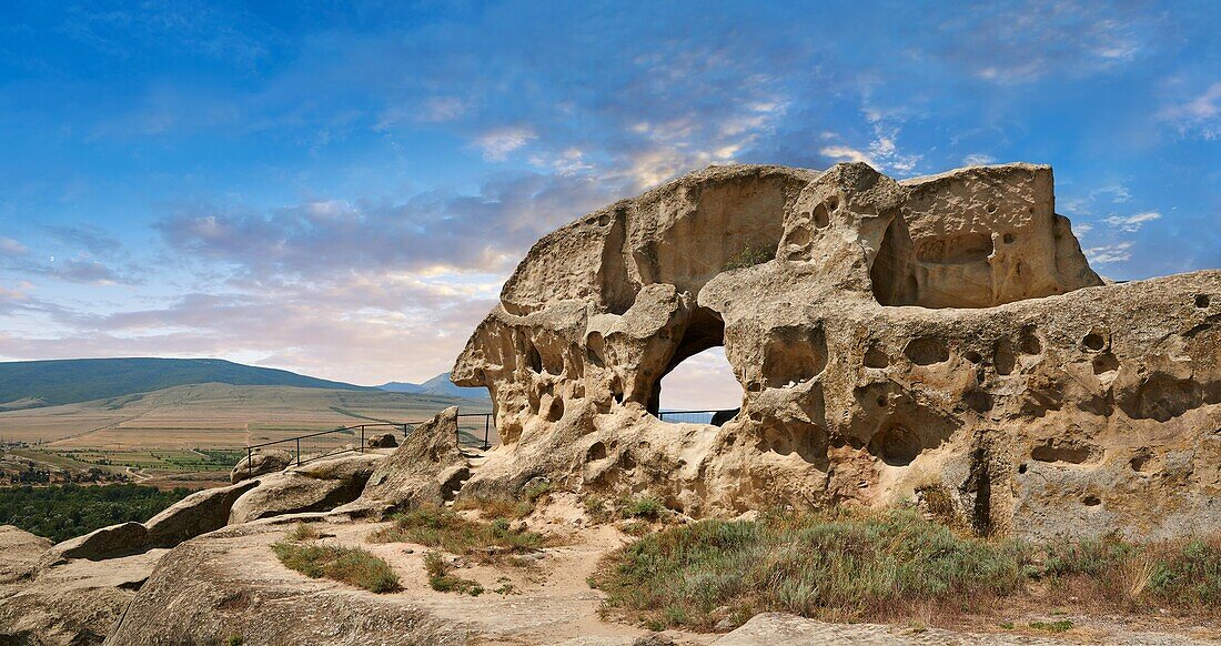 Felsenhöhlen von Uplistsikhe (Festung der Herren), Höhlenstadt der Troglodyten, in der Nähe von Gori, Schida Kartli, Georgien. Vorläufige Liste des UNESCO-Welterbes.