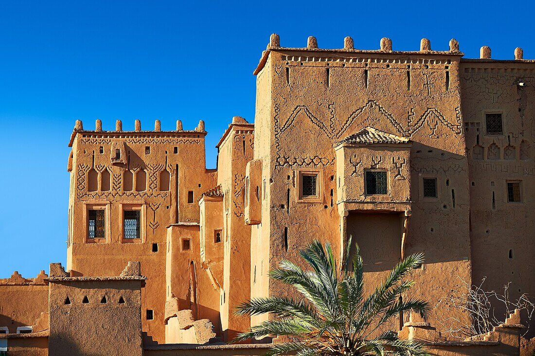 Außenansicht der Kasbah aus Lehmziegeln von Taourirt, Ouarzazate, Marokko, erbaut von Pascha Glaoui. Eine Unesco-Weltkulturerbestätte.