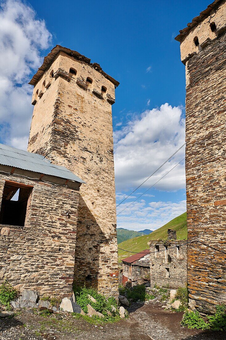 Mittelalterliche Svaneti-Turmhäuser aus Stein von Ushguli, Upper Svaneti, Samegrelo-Zemo Svaneti, Mestia, Georgia. Ushguli ist eine Gruppe von vier abgelegenen Dörfern. Mit 2.200 m (7217 ft) über dem Meeresspiegel in den Bergen des Kaukasus sind dies die höchstgelegenen bewohnten Dörfer Europas. Chazhashi hat 13 gut erhaltene svanetische Verteidigungsturmhäuser aus Stein, die an steinerne Familienhäuser angeschlossen sind. Ein UNESCO-Weltkulturerbe.