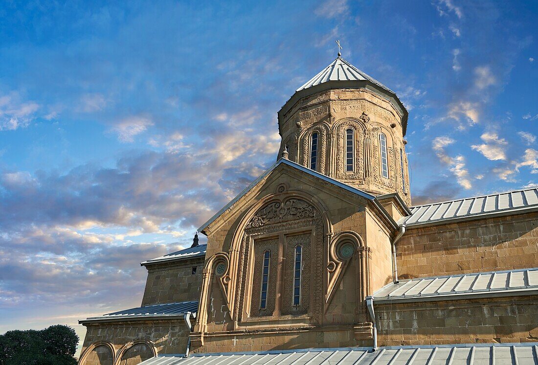 Ostorthodoxe georgische Samtavro-Verklärungskirche und Nonnenkloster der Heiligen Nino in Mzcheta, Georgien. Ein UNESCO-Weltkulturerbe.
